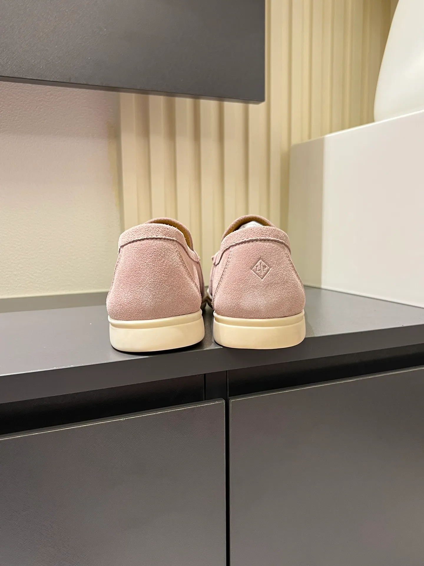 Men's shoes 💰p360 "Loro men's shoes 💰pian'*" Classic L men's shoes for couples 💰p Top version British flat loafers, a must-have item in old money style, the minimalist design is eye-catching and durable, a plus point for dressing The soft foot feel and texture are outstanding. They don’t scratch your feet and are very nice. They are matched with soft and waxy soles. They can be worn daily for a long time without getting tired. They are easy to wear, versatile and classic items, with perfect foot feel and texture! Imported cashmere fabric, the lining is made of imported A-grade water-dyed cow lining, the top version of the genuine leather midsole is sewn with pure handmade mark thread! Size: Female 35-40 (34. Customized) Male 38-44 (45.46. Customized)